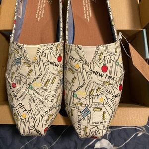 Toms New York print flats